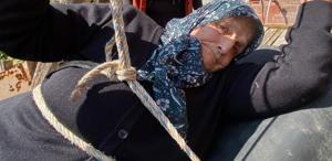 82 yaşındaki kadın, 20 yıldır çelik telli teleferikle evine ulaşıyor