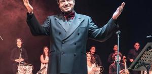 Ünlü şarkıcı Hakan Taşıyan, Konya’da bir çorbacıda sahne aldı