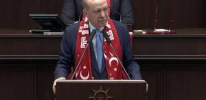 Cumhurbaşkanı Erdoğan grup toplantısına Ay Yıldızlı atkıyla katıldı, sözleri salonu coşturdu