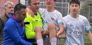 Sakatlanan futbolcuyu maçın hakemi kucağında taşıdı