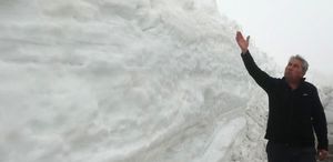 Burası ne Van ne de Hakkari Yaz şehrinde kar 2 metreyi aştı