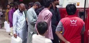 Savaş Pakistan’ı vurdu, haberi alan akaryakıt istasyonlarına koştu