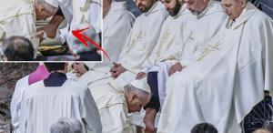 Papa Leo, 12 rahibin ayaklarını yıkadı, kuruladı ve öptü