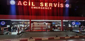 Parkta rastgele bıçak sallayan kişi, 2 yaşındaki Samet’i boğazından yaraladı