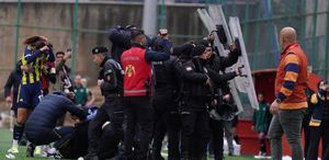 Fenerbahçe’ye çirkin saldırı Polis kalkan oldu