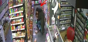 5.2’lik depremden en net görüntü Çocuğunu böyle korumaya çalıştı