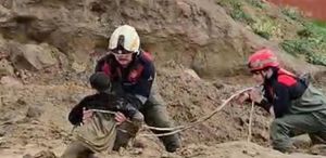 İzmir’de çamura saplanan 2 çocuk kurtarıldı