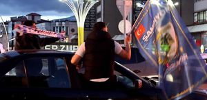 Formalarını giyip bayraklarını çıkarttılar Şimdiden Süper Lig’e çıkacak olmanın coşkusunu yaşıyorlar