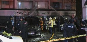 Beşiktaş’ta araç kiralama şirketinde çıkan yangında 14 araç zarar gördü