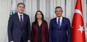 Özgür Özel’den kulisleri hareketlendiren ziyaret Kürsüden ilan etti, DEM Parti destek verdi