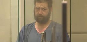 Eve zorla girip bebeğini kucağında tutan kadına tecavüze kalkıştı