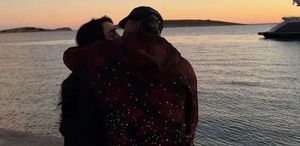 Yıldız futbolcu kendisinden 17 yaş büyük kadınla aşk yaşıyor