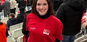 Ayşe Yüksel’in aile pozunda benzerlik detayı dikkat çekti