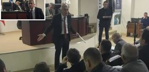 Düzce’de belediye meclisinde gerginlik: CHP’li başkan gazetecilerin üzerine yürüdü