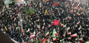 İranlılar, Trump’ın “Vuracağız“ dediği kritik noktalara akın etti