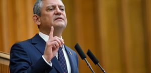 CHP lideri Özgür Özel, tutuklanan başkana sahip çıktı: Onunla gurur duyuyoruz