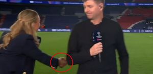 Yıldız futbolcunun kadın muhabirle tokalaşması olay oldu