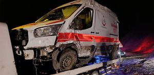 Muş’ta ambulans devrildi: 5 yaralı