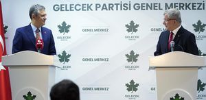 Davutoğlu’ndan Özgür Özel’le ilgili dikkat çeken sözler: Namazdan çıkıp telefona bakıyorum...