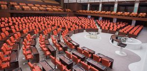 Meclis’te yoklama krizi Partiler birbirini suçluyor, yasayı bekleyen anneler isyanda