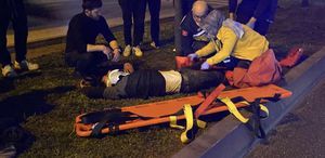 Düşürdüğü telefonunu alırken araba çarptı