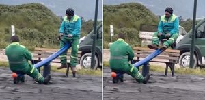 Kalpleri ısıtan görüntü: Temizlik işçileri tahterevallide eğlendi