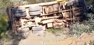 Alanya’da kamyon devrildi: Sürücü hayatını kaybetti