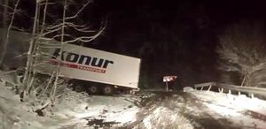 Ardahan-Artvin karayolunda kayan tır yolu kapattı, onlarca araç mahsur kaldı