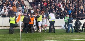 Gol attılar Sevincini arkadaşları ya da taraftarlar yerine bakın kiminle paylaştı