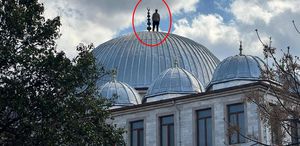 İntihar etmek için cami çatısına çıktı, 2 saatlik çabayla aşağı indirildi