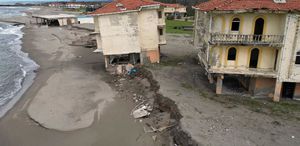 Korku filmi gibi Deniz 100 metre içeri girdi, villalar çöktü