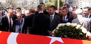 Hüsamettin Cindoruk’un cenazesinde soğuk rüzgarlar Kimse birbirine selam vermedi