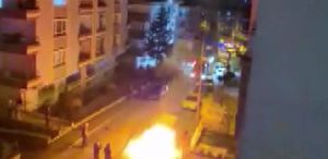 Kayınvalidesinin evinin önünde aracını yakıp, havaya ateş açtı