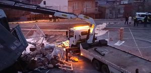 Freni boşalan kamyon okul bahçesine uçtu, sürücünün durumu ağır