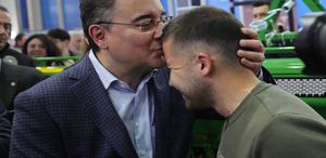 Ali Babacan, 24 yaşındaki genç çiftçiyi görünce alnından öptü