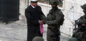 İsrail askerleri Filistinli eski bakanı ellerini ve gözlerini bağlayarak gözaltına aldı