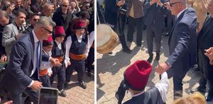 Mendili kapan Sadettin Saran çocuklarla halay çekti