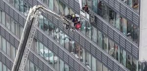 22 katlı hastanede can pazarı Mahsur kalan işçileri kurtarma çalışması saatlerce sürdü