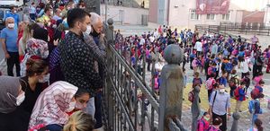 Randevusu olmayan ebeveynler okul bahçesine sokulmayacak