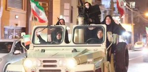 İranlı kadınlardan ağır silahlarla gövde gösterisi