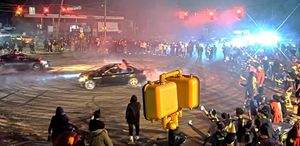 Yüzlerce kişinin katıldığı yasa dışı sokak yarışı kenti karıştırdı