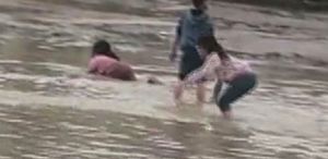 Çocukların sel sularında tehlikeli oyunu