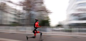 Dünya rekorundan 7 dakika daha hızlı: Robot “Flash“ Pekin’de tarih yazdı