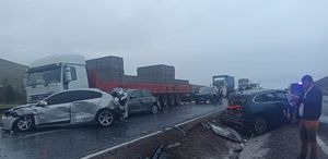 Kontrolden çıkan yolcu otobüsü 10 araca çarparak durabildi