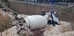 Bitlis’te beton mikseri dereye yuvarlandı: Kayıp şoför için seferberlik başlatıldı