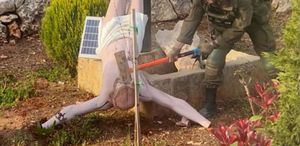 İsrail askeri İsa heykeline balta ile saldırdı