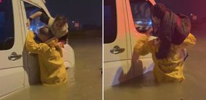 Adana sular altında kaldı Minibüste mahsur kalan çocuklar böyle kurtarıldı