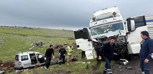 Şanlıurfa’da tır ile hafif ticari araç çarpıştı: 2 ölü, 1 yaralı