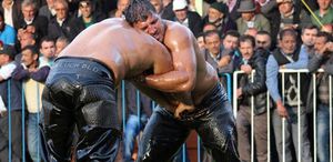 Yağlı güreş sezonu açıldı İşte yeni dönemin ilk başpehlivanı