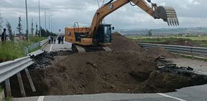 Batman’da yoğun yağış nedeniyle yol çöktü